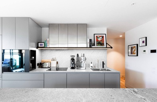 Collingwood Apartment | Upscale Collingwood Retreat - High-End Apartment with Car Park