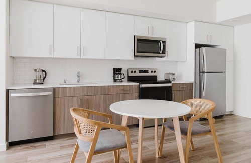 Hayward Apartment | Upscale Hayward 1BR w/Heated Pool & On-Site Restaurants, by Blueground