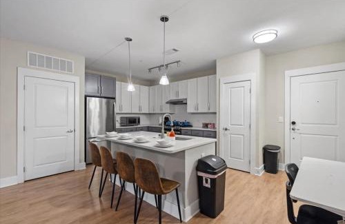 Charlotte Apartment | Upscale King 3BR Suite Mins to Uptown Charlotte