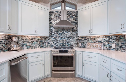 Ingram House | Upscale, Magnificent Views, Dog Friendly. Owner Friendly!
