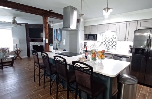 South Side House | Upscale, Modern Gateway
