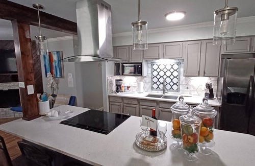South Side House | Upscale, Modern Gateway