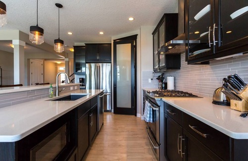 Cochrane House | Upscale Modern Mountain View w/Private Sauna!