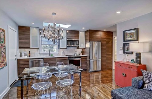 Cherry Condo | Upscale Myers Park 1BR King Condo | Queens Rd