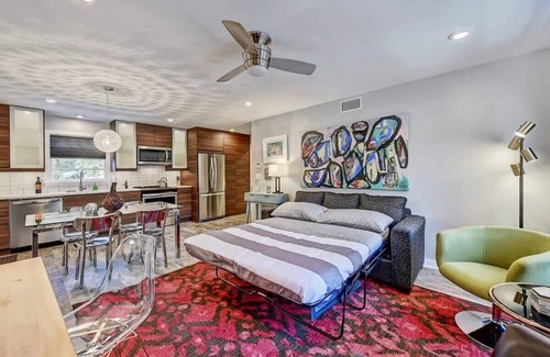 Cherry Condo | Upscale Myers Park 1BR King Condo | Queens Rd