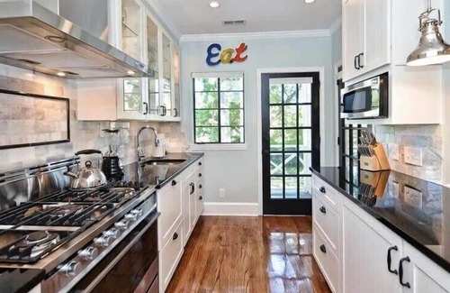 Myers Park Condo | Upscale Myers Park 2BR King Condo | Porch |Private