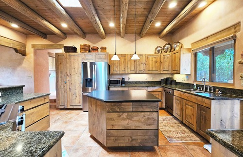 Taos House | Upscale Serenity with 360 Views- Mini Split AC great indoor/outdoor space