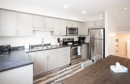 Fort Gary House | Upscale Townhouse with Parking, Wi-Fi & Laundry!