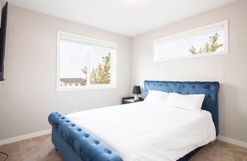 Fort Gary House | Upscale Townhouse with Parking, Wi-Fi & Laundry!