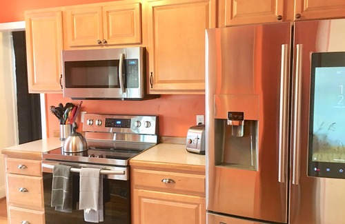 Springfield House | Upscaled Home In A Quiet Neighborhood! You Have the Entire Home to Yourself!