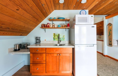 Alki House | UPSTAIRS Apt, Alki beach, historic, UPSTAIRS, Newly rebuilt, AC, W/D, fast wifi