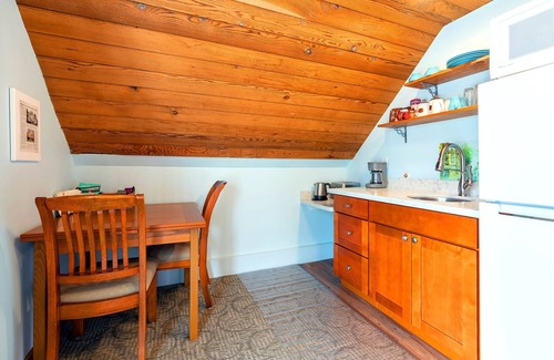 Alki House | UPSTAIRS Apt, Alki beach, historic, UPSTAIRS, Newly rebuilt, AC, W/D, fast wifi