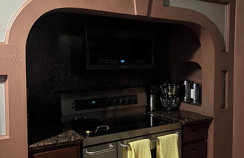 Eagle Pass House | Upstairs bar, palapa, 5 bedroom, king suite, Gig WiFi, great location