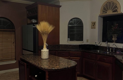 Eagle Pass House | Upstairs bar, palapa, 5 bedroom, king suite, Gig WiFi, great location