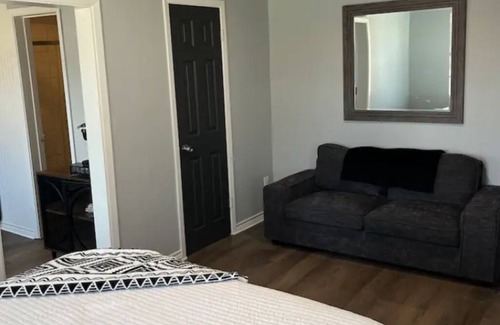 Canyon Apartment | Upstairs studio by the square C