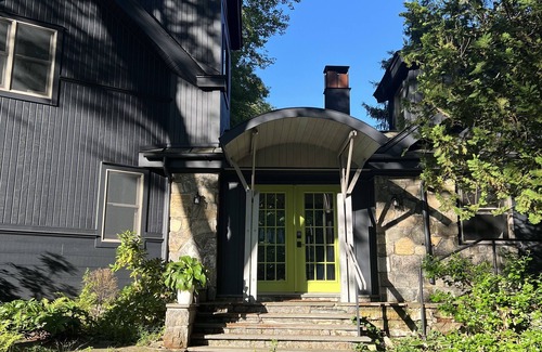 Putnam Valley House | Upstate group-sized home in Putnam Valley, 15 minutes from Cold Spring, NY
