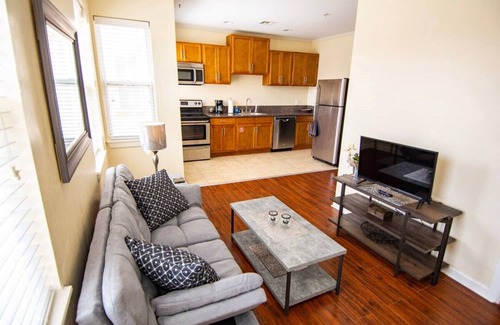 Midtown Apartment | ✅ Uptown 23rd District ☘ Walkable80 & Fast WiFi