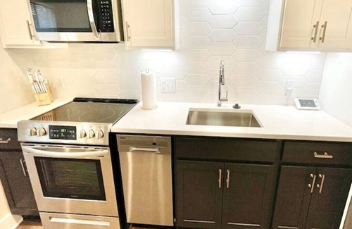 Third Ward Apartment | Uptown Traveling Dreams Studio w/Gym & Rooftop Pool!