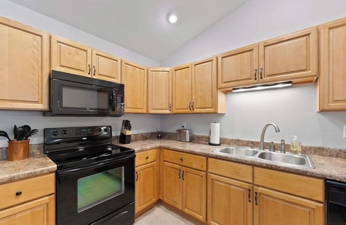 Knoxville House | Urban 2BD Retreat - 15 mins to Dtwn Knoxville