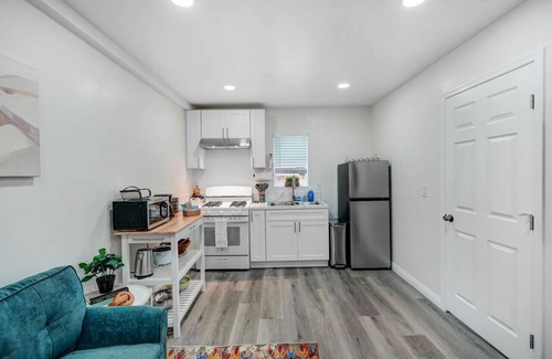 San Gabriel House | Urban Chic Hideout: King Bed, Widescreen TV, and Gourmet Kitchen - Explore the Heart of San Gabriel in Comfort!