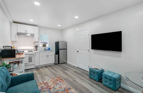 San Gabriel House | Urban Chic Hideout: King Bed, Widescreen TV, and Gourmet Kitchen - Explore the Heart of San Gabriel in Comfort!