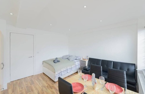 South Bermondsey Apartment | "Urban Chic in Bermondsey: Modern Gem, Studio Apartment in SE1's Heart!"