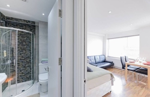 South Bermondsey Apartment | "Urban Chic in Bermondsey: Modern Gem, Studio Apartment in SE1's Heart!"