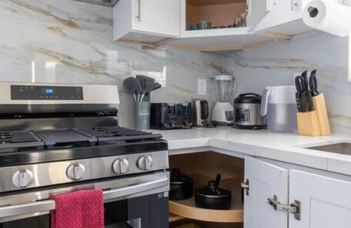 Alhambra House | Urban Comfort Back House: w/Stylish 2-Bedroom, 2-Bath Oasis with High-Speed Connectivity and Secure Parking.