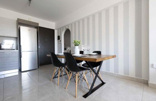Keratsini-Drapetsona Apartment | Urban Comfort near Piraeus Port D3