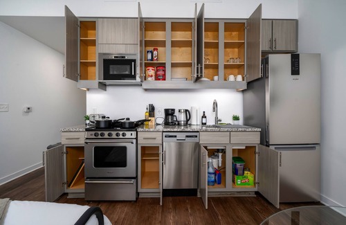 Avondale Apartment | Urban Comfort: Studio Getaway w/Private Balconyn