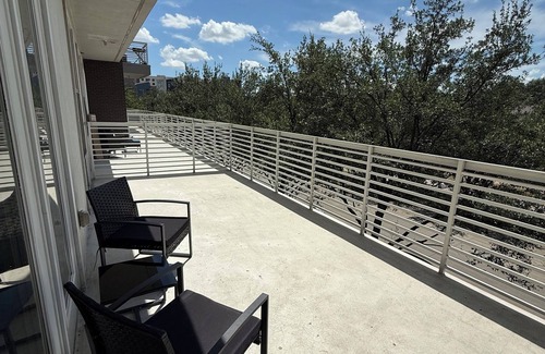 Addison Apartment | Urban Escape in Heart of Addison