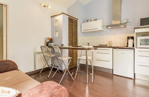 Saint-Sebastien-sur-Loire Cottage | Urban retreat near Nantes center, private garden, bikes, internet, baby friendly.