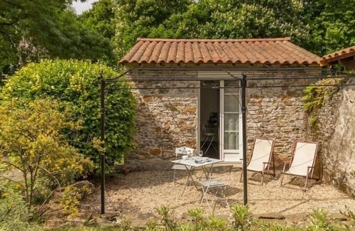 Saint-Sebastien-sur-Loire Cottage | Urban retreat near Nantes center, private garden, bikes, internet, baby friendly.