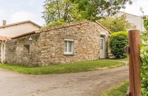 Saint-Sebastien-sur-Loire Cottage | Urban retreat near Nantes center, private garden, bikes, internet, baby friendly.