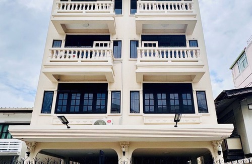 Wang Thonglang House | Urban Grace 5 Bedroom Spacious House Prime Location Near BTS Skytrain