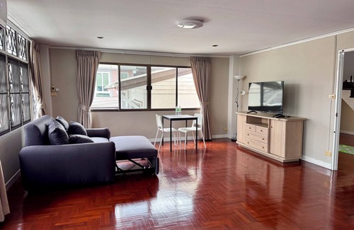 Wang Thonglang House | Urban Grace 5 Bedroom Spacious House Prime Location Near BTS Skytrain