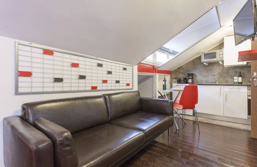 Merces Apartment | Urban Jungle, Principe Real Studio Quiet, Wifi, Cable, Terrace