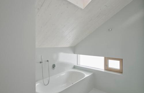 Maurach House | Urban Mountain Splitlevel with Lake View
