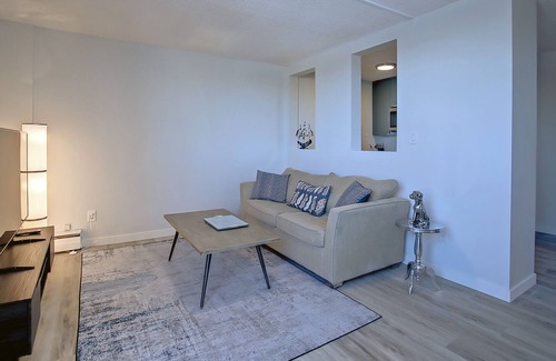 Kensington Apartment | URBAN NEST Entire Cozy condo in trendy Kensington