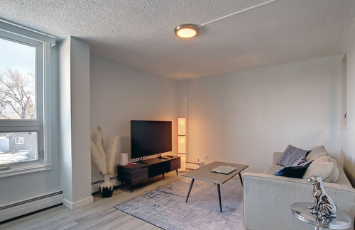 Kensington Apartment | URBAN NEST Entire Cozy condo in trendy Kensington