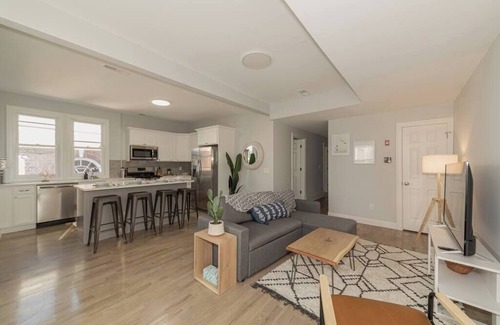 East Rock Apartment | Urban Oasis 3BR Parking Washer & Dryer Yale East Rock