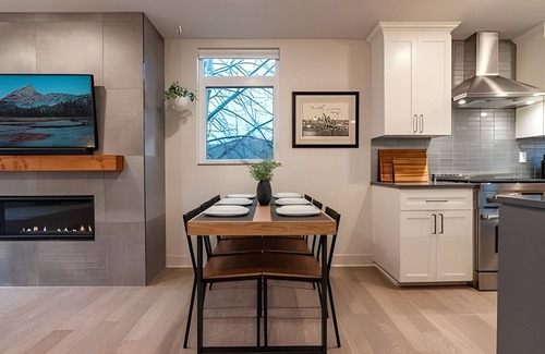 Atlantic House | Urban Oasis: 3BR3BTH w/Rooftop and View, Fireplace