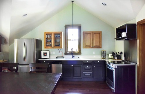 Sunnyside Cottage | Urban Oasis Guesthouse: with Hot Tub & Firepit, Highlands, sleeps 8