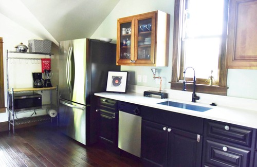 Sunnyside Cottage | Urban Oasis Guesthouse: with Hot Tub & Firepit, Highlands, sleeps 8