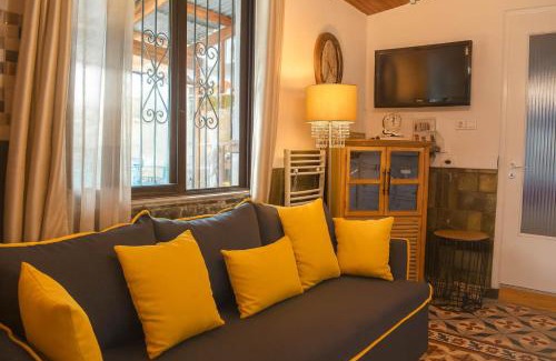 Anatolikos Sinikismos House | Urban Seaside Oasis - Adriana's Garden Paradise