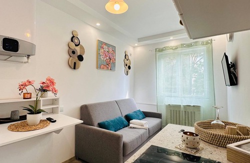 Craiova Apartment | Urban Studio for a Real Ghetto Experience