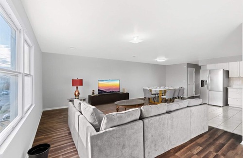Constable Hook House | UrbanNest XL: Sleeps 13+