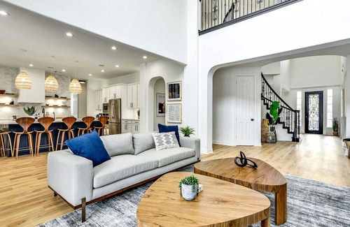 Hudson Bend House | UT Football Fave - Pool, Hot Tub, Fire Pit, More!