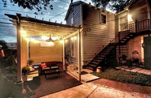 Hancock House | UT Moody Center Downtown Eco Pecan Tree House Free Wifi Parking Quiet Office