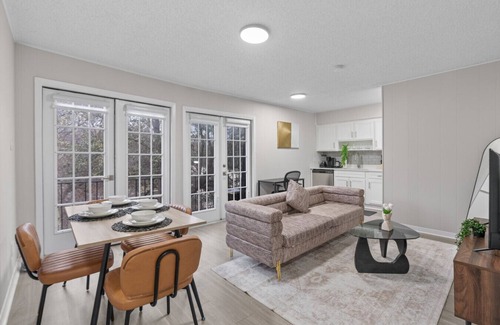 Pemberton Heights Apartment | UT Suite - Sleeps 5 Stay for F1 and Football